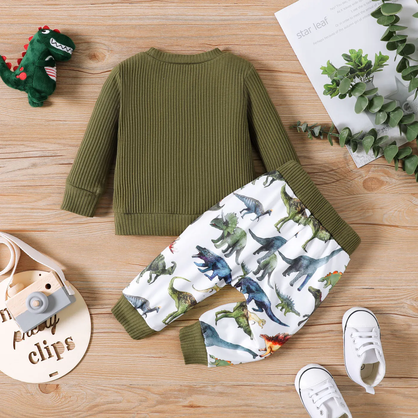2pcs Baby Boy Solid Cotton Ribbed Long-sleeve Pullover and Allover Dinosaur Print Pants Set Army green image 2