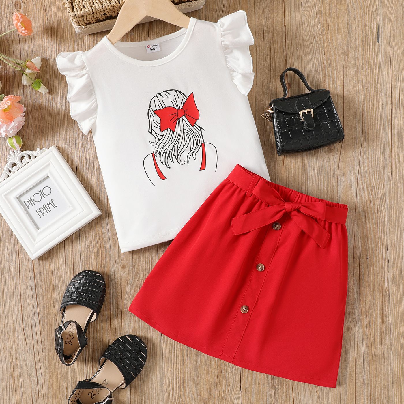 

2pcs Kid Girl Figure Print Flutter-sleeve Tee and Button Design Belted Skirt Set