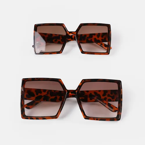 Modebrille mit getönten Gläsern und Leopardenrahmen für Mama und mich (zufällige Farbe des Brillenetuis)