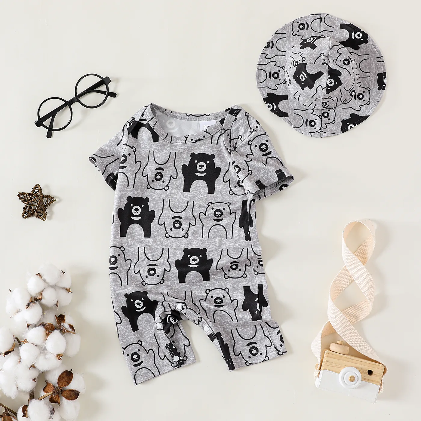 

2pcs Baby Boy Allover Bear Print Short-sleeve Romper & Hat Set