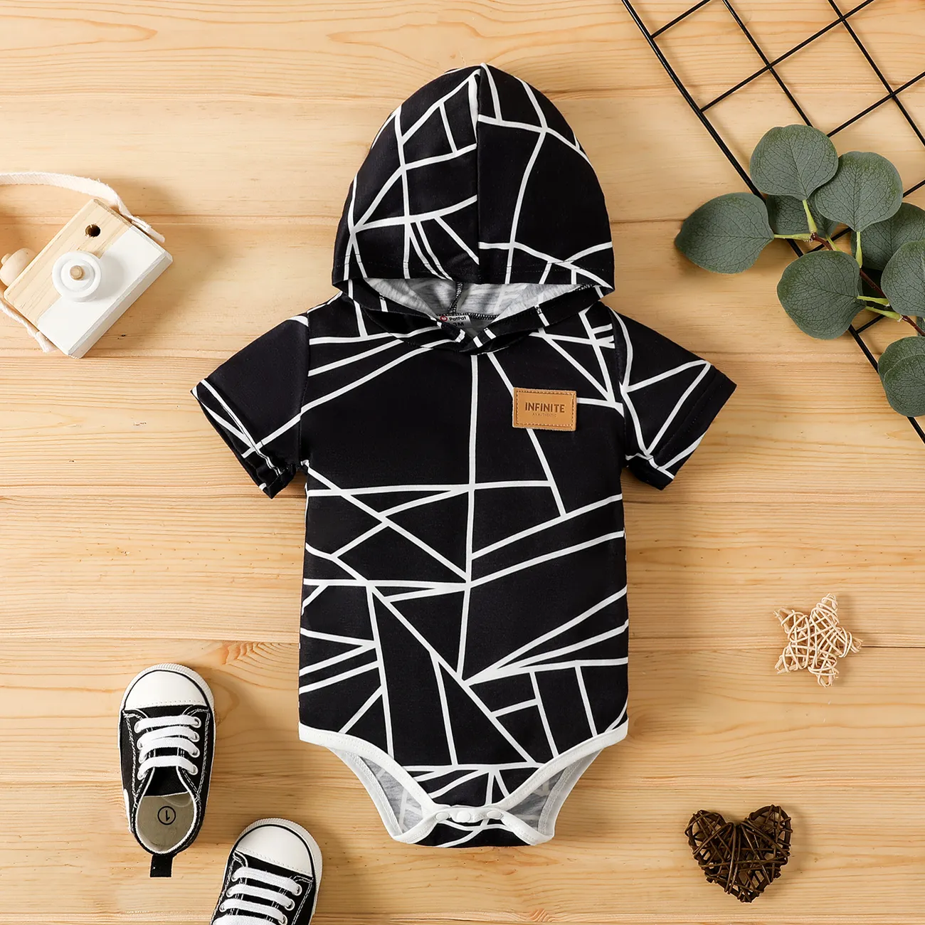 detalhe de distintivo de bebê menino/menina em todo o macacão de manga curta com capuz ou calça estampada geo Preto big image 1