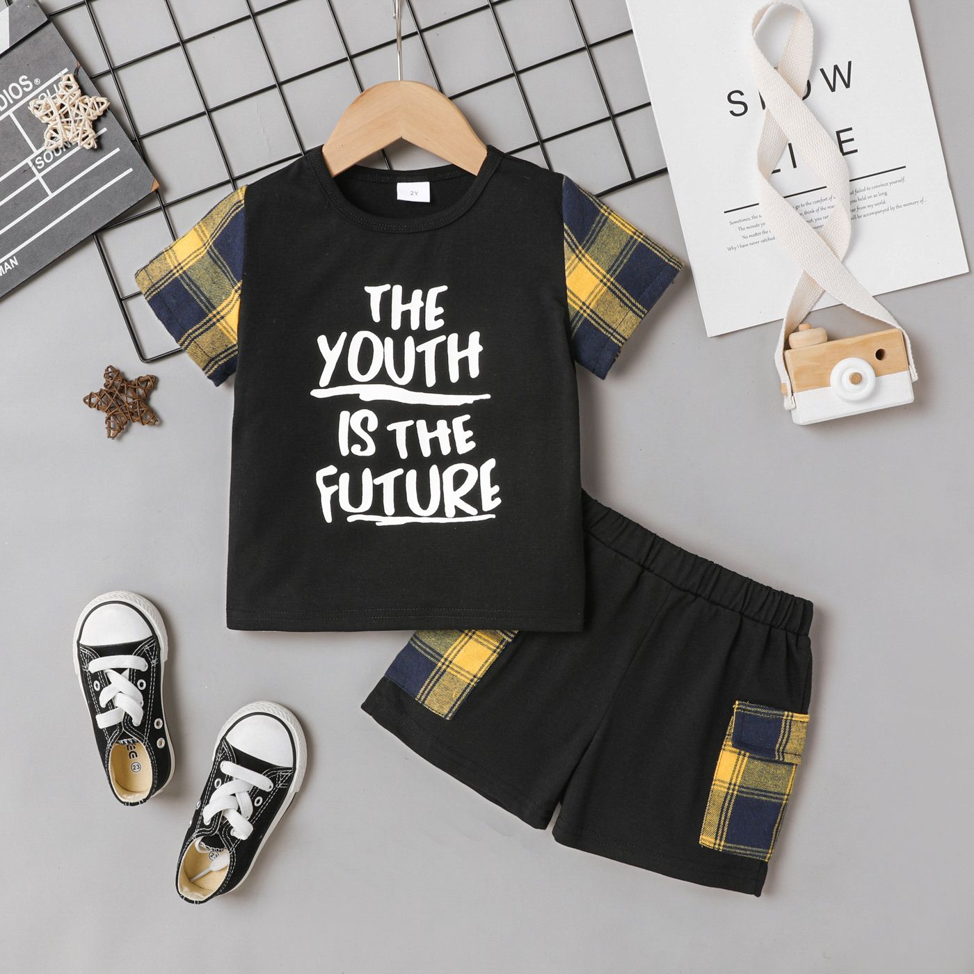 

2pcs Toddler Boy Trendy Plaid Splice Tee and Pocket Design Shorts Set
