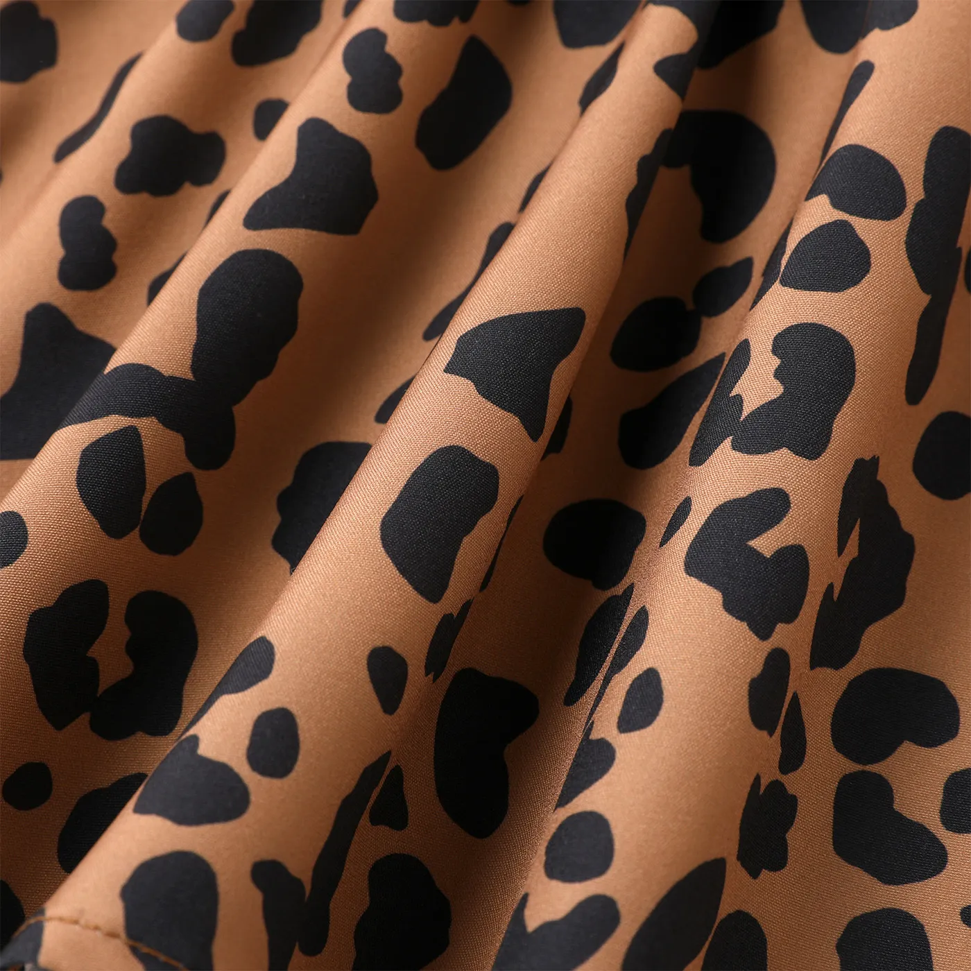 3pcs Baby Girl Cotton Flutter-sleeve Letter Graphic Romper and Leopard Print Bow Front Skirt & Headband Set  image 4