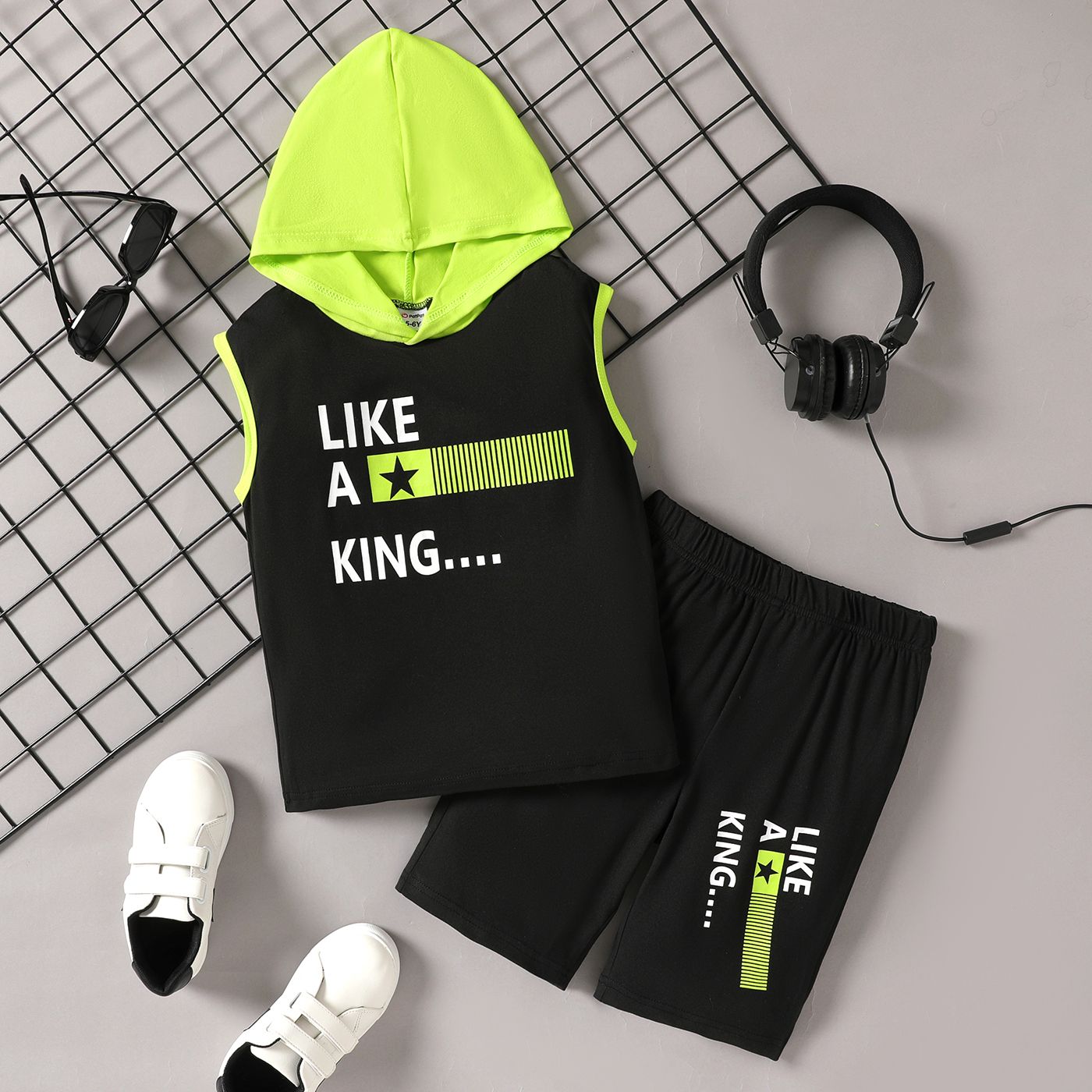 

2Pcs Kid Boy Letter Graphic Two Tone Hooded Tank Top and Shorts Set