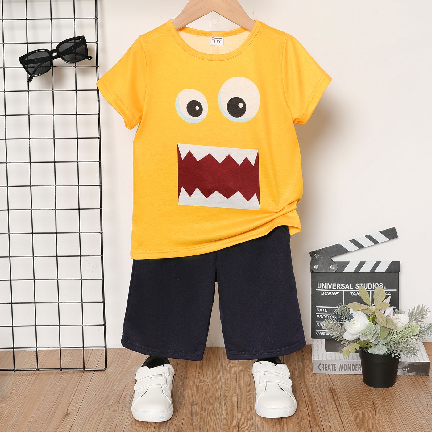 

Kid Boy/Girl Face Graphic Print Short-sleeve Tee / Elasticized Waist Solid Shorts