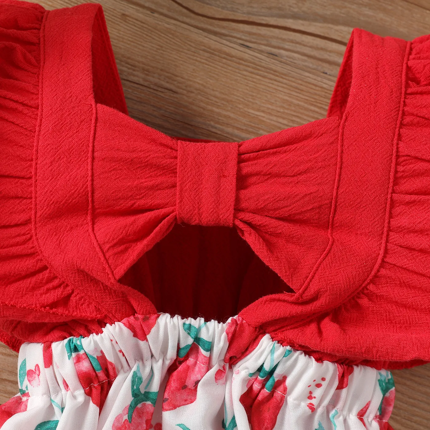 2pcs Baby Girl Cotton Ruffled Strawberry Print Spliced Cut Out Romper & Headband Set  image 4