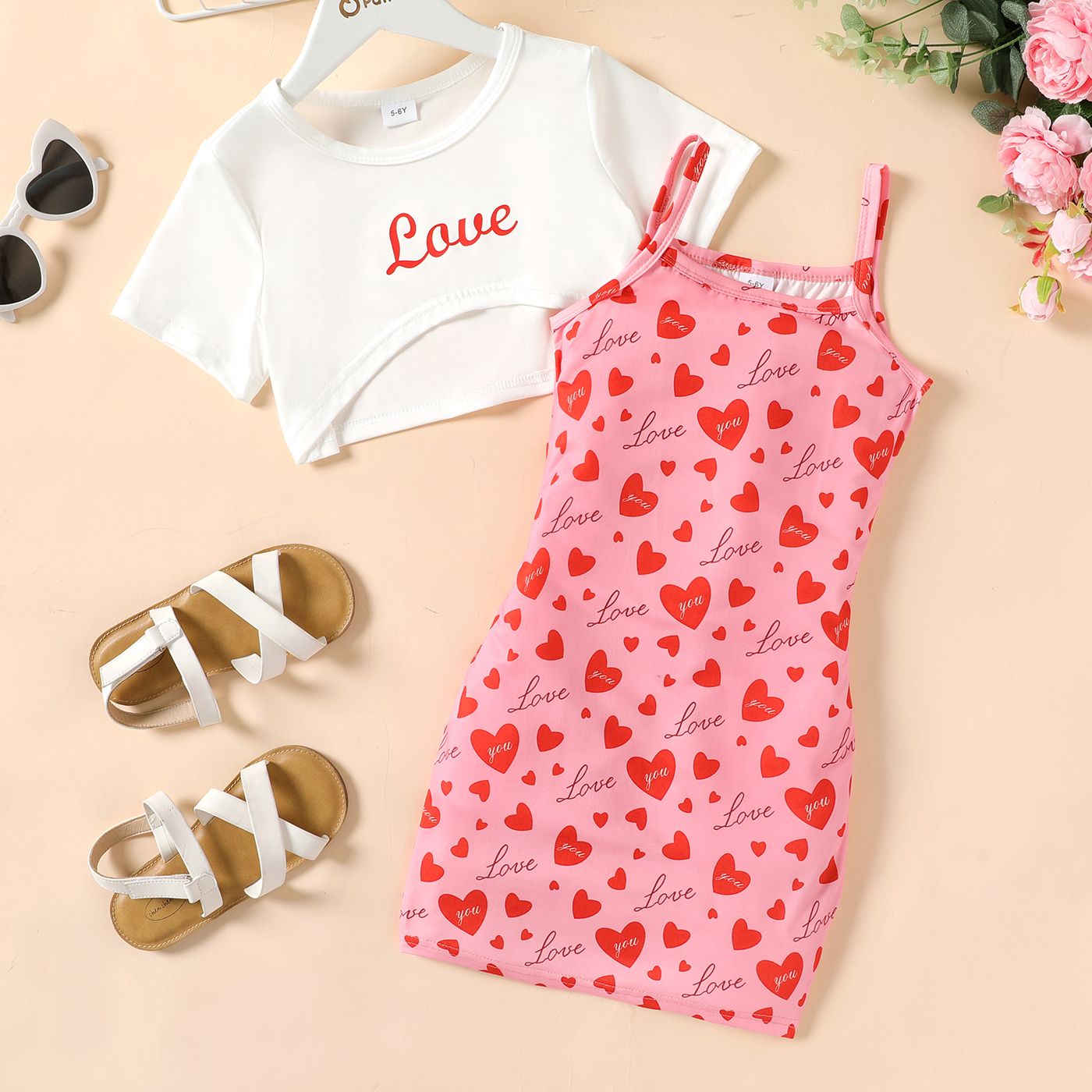

2pcs Kid Girl Heart Print Sleeveless Dress and Letter Print Crop Tee Set