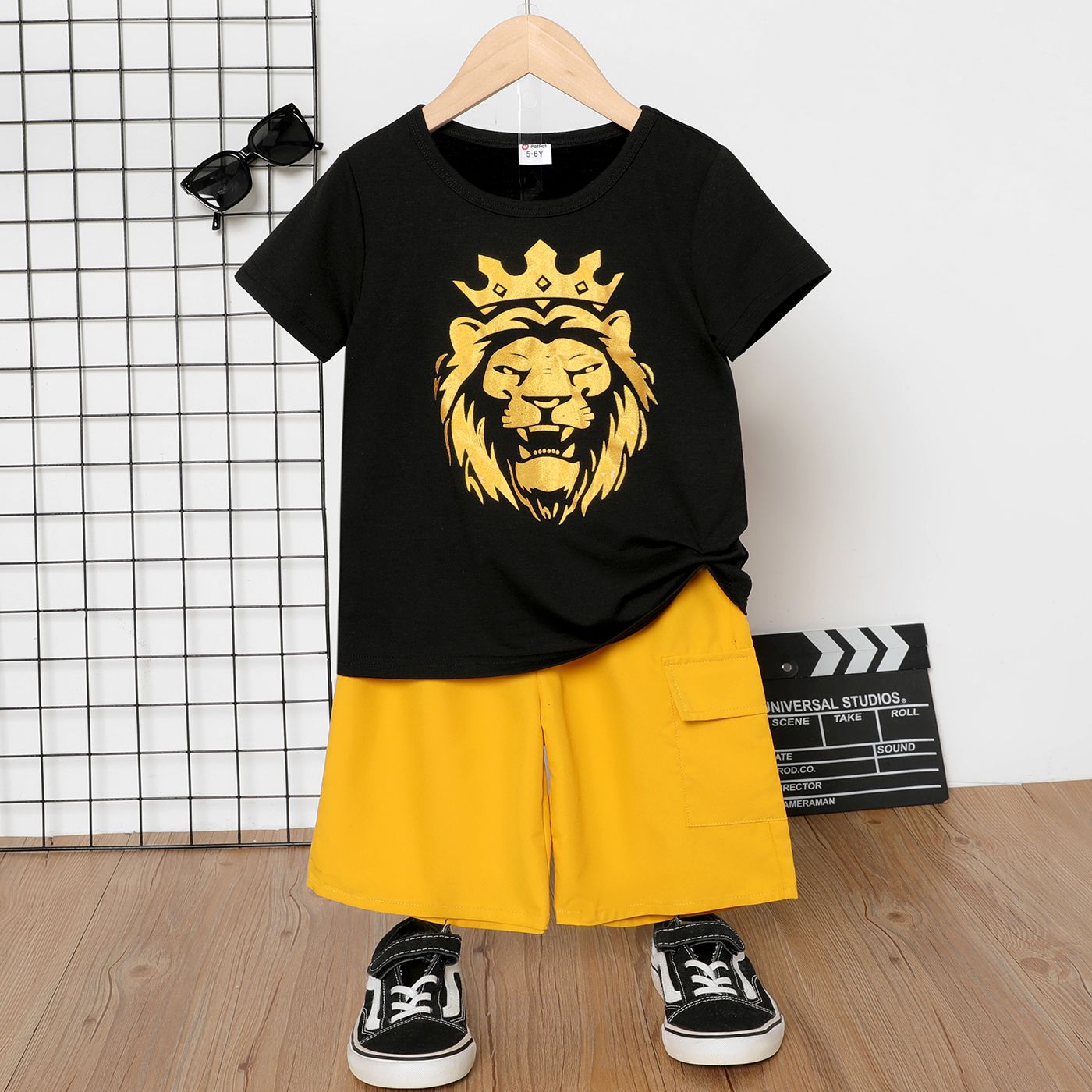 

2pcs Kid Boy Lion Bronzing Print Short-sleeve Tee and Pocket Design Shorts Set