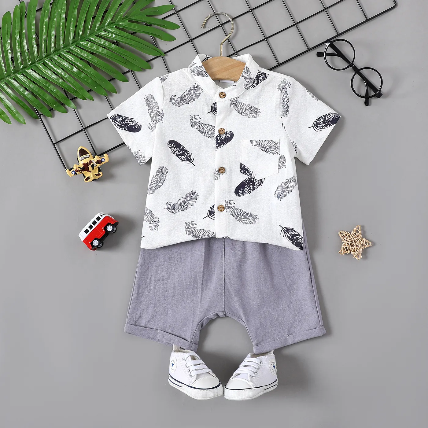 2pcs Baby Boy 100% Cotton Allover Feather Print Short-sleeve Shirt and Solid Shorts Set White big image 1
