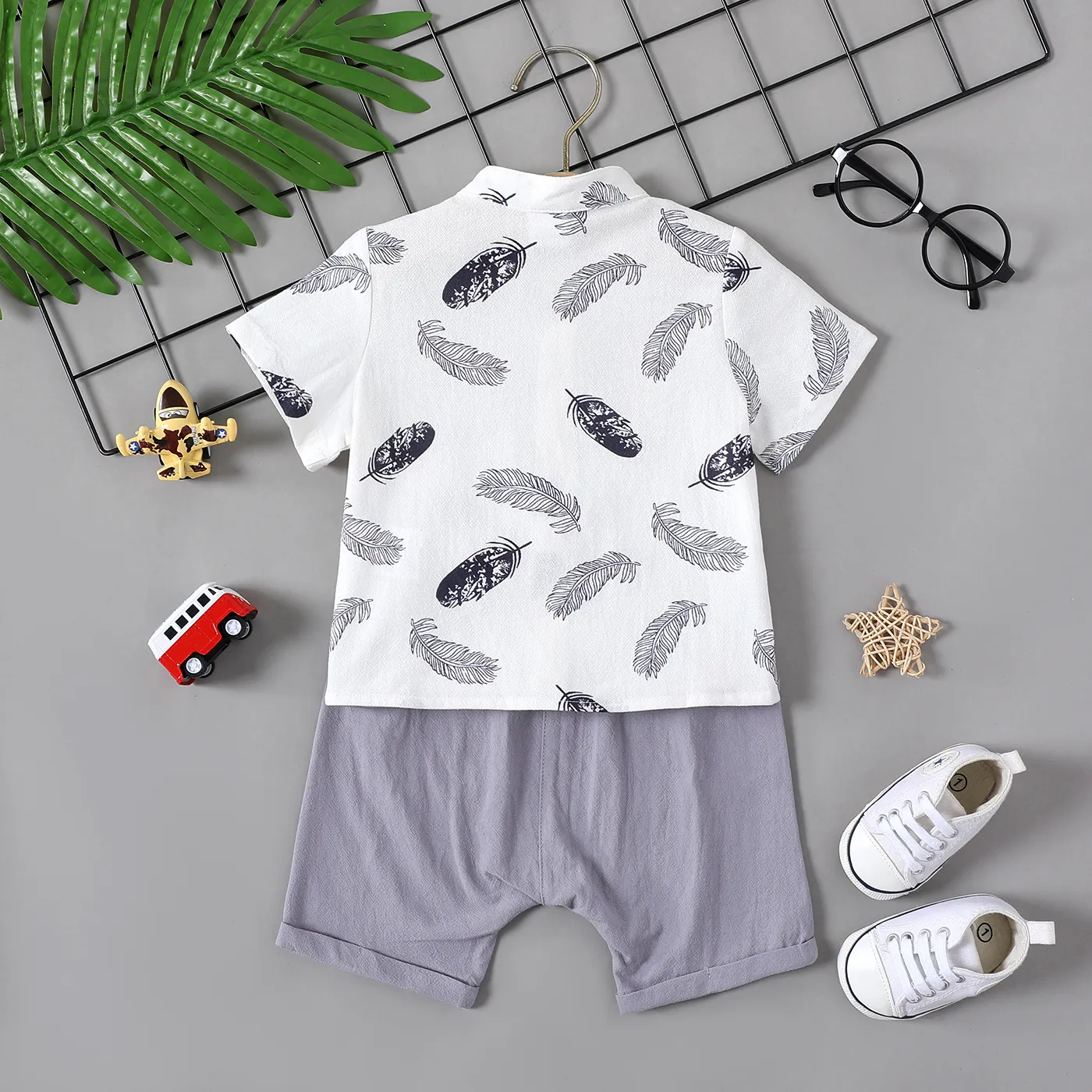 2pcs Baby Boy 100% Cotton Allover Feather Print Short-sleeve Shirt and Solid Shorts Set White image 2