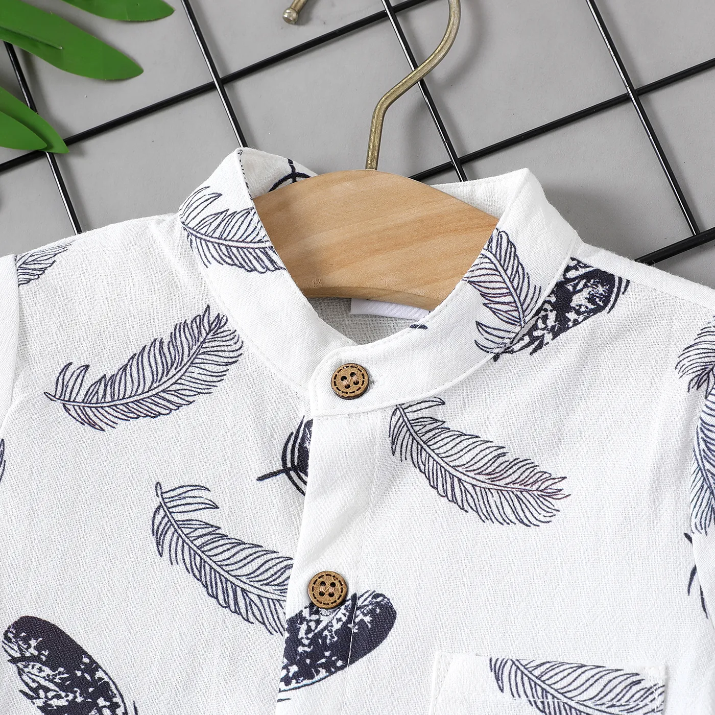 2pcs Baby Boy 100% Cotton Allover Feather Print Short-sleeve Shirt and Solid Shorts Set White image 3