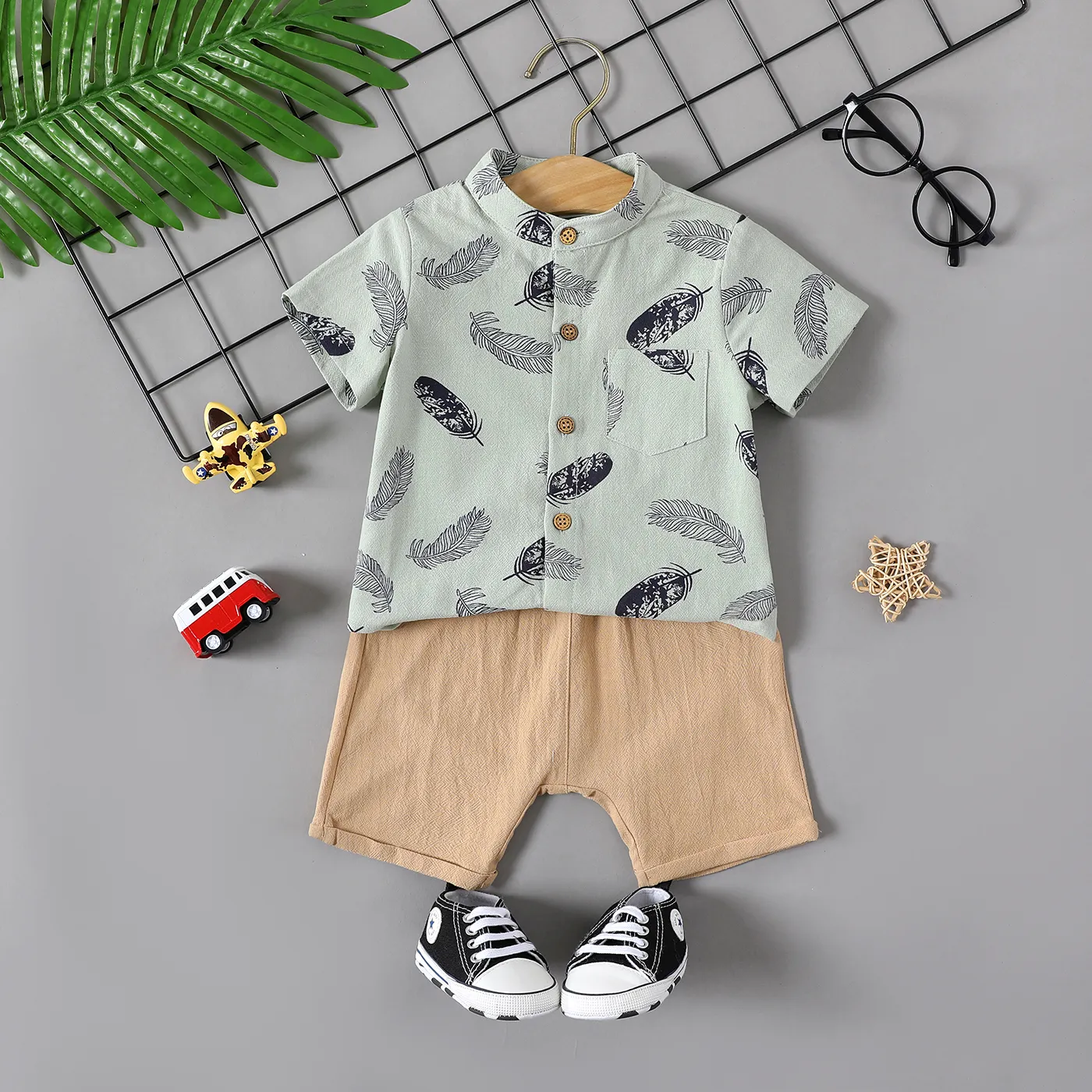 2pcs Baby Boy 100% Cotton Allover Feather Print Short-sleeve Shirt and Solid Shorts Set Green