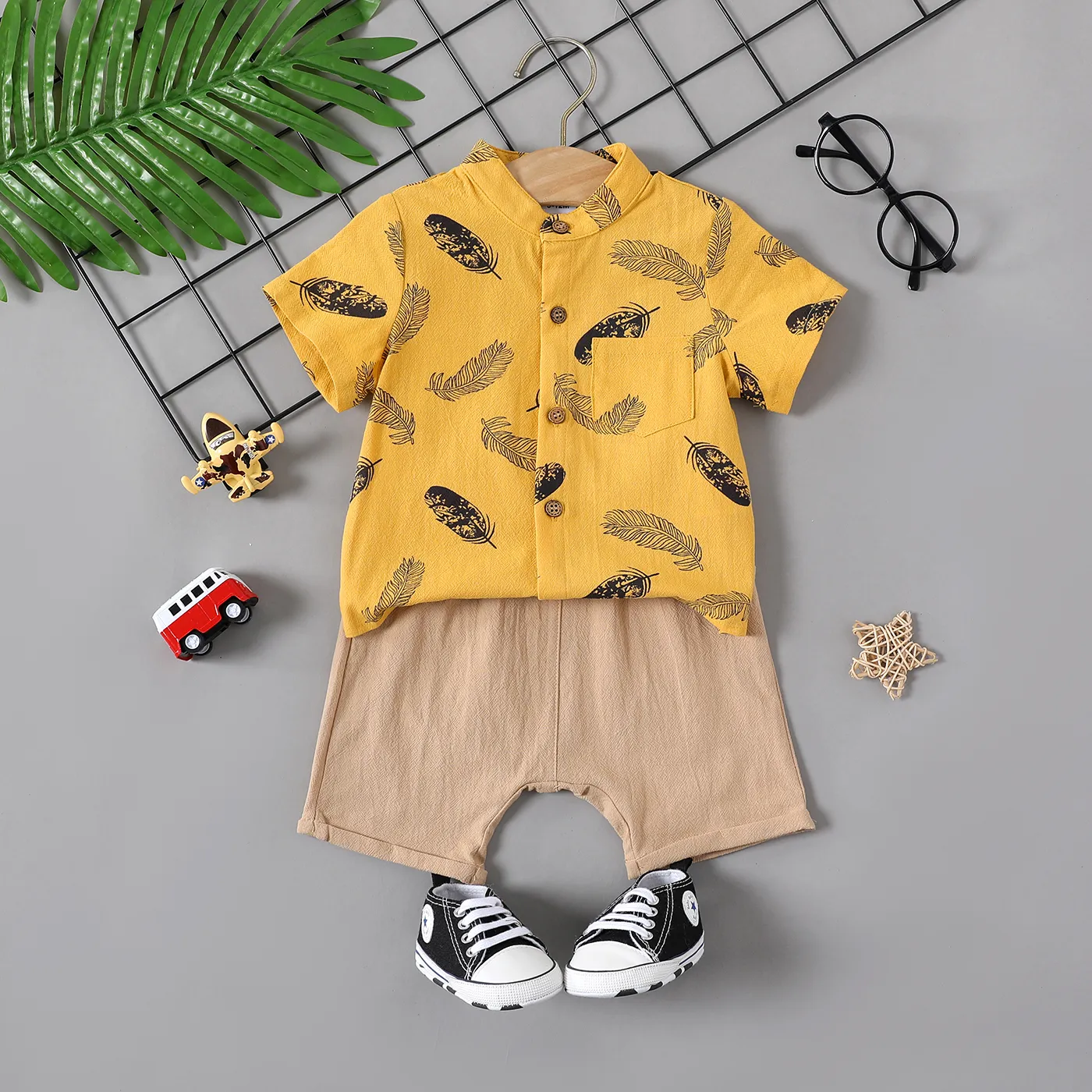 2pcs Baby Boy 100% Cotton Allover Feather Print Short-sleeve Shirt and Solid Shorts Set Yellow