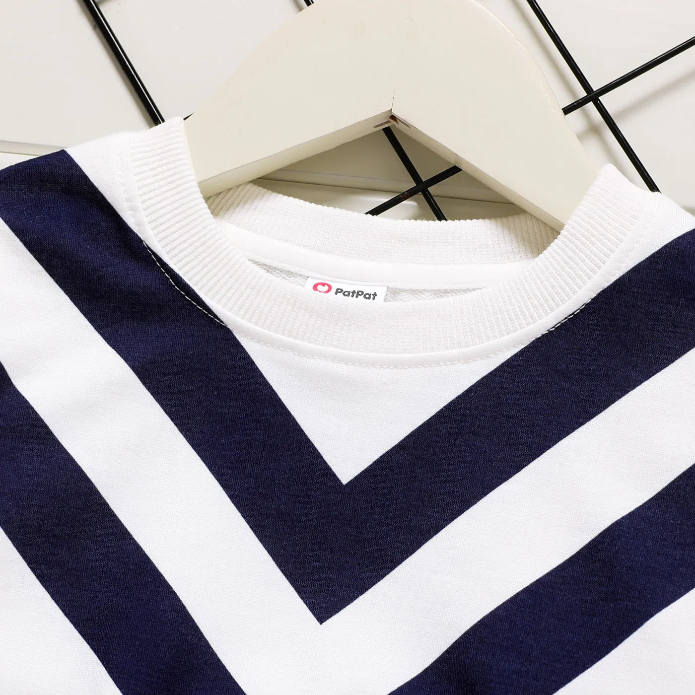 2pcs Toddler Boy Naia Chevron Stripes Sweatshirt and Letter Print Pants Set  image 4