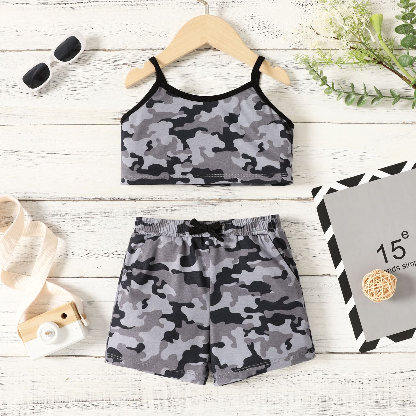 

2pcs Toddler Girl Naia Camouflage Print Camisole and Elasticized Shorts Set