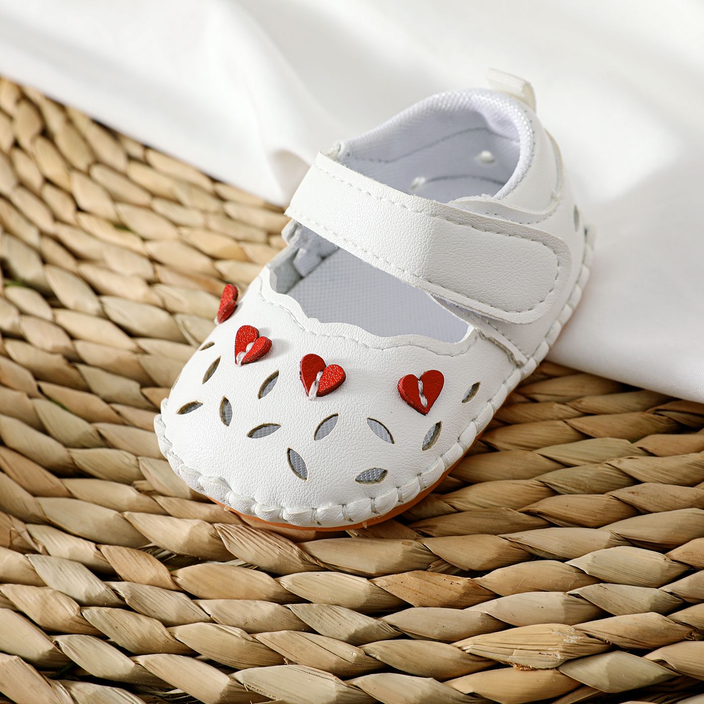 

Baby Hollow Heart Pattern Velcro Closed-toe Toddler Sandals