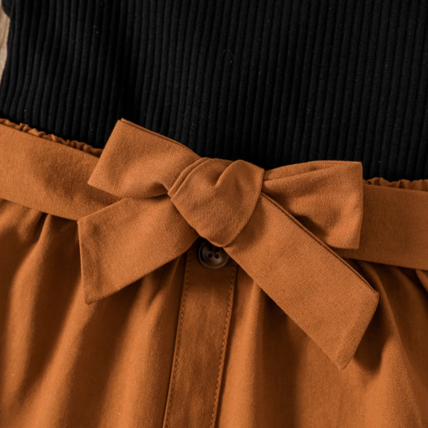 2pcs Toddler Girl Cotton Ribbed Flutter-sleeve Tee and Button Design Belted Skirt Set  image 5