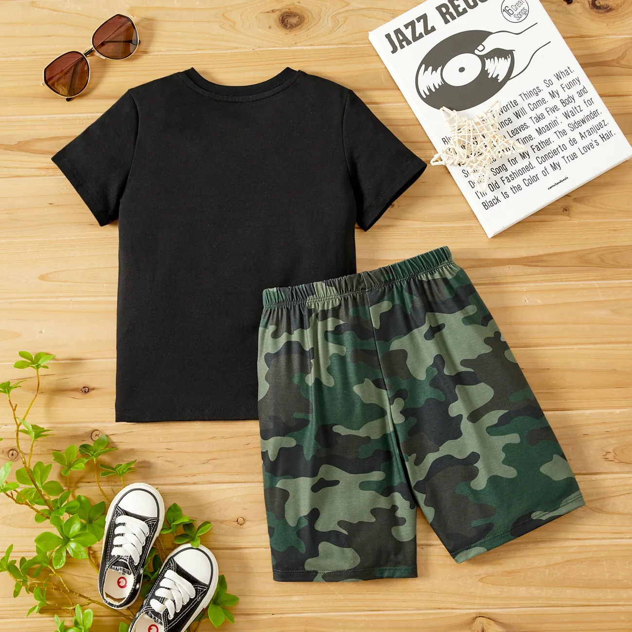 Conjunto de 2 peças de camiseta de manga curta com design de bolso para criança/criança e shorts com estampa de camuflagem Preto big image 1