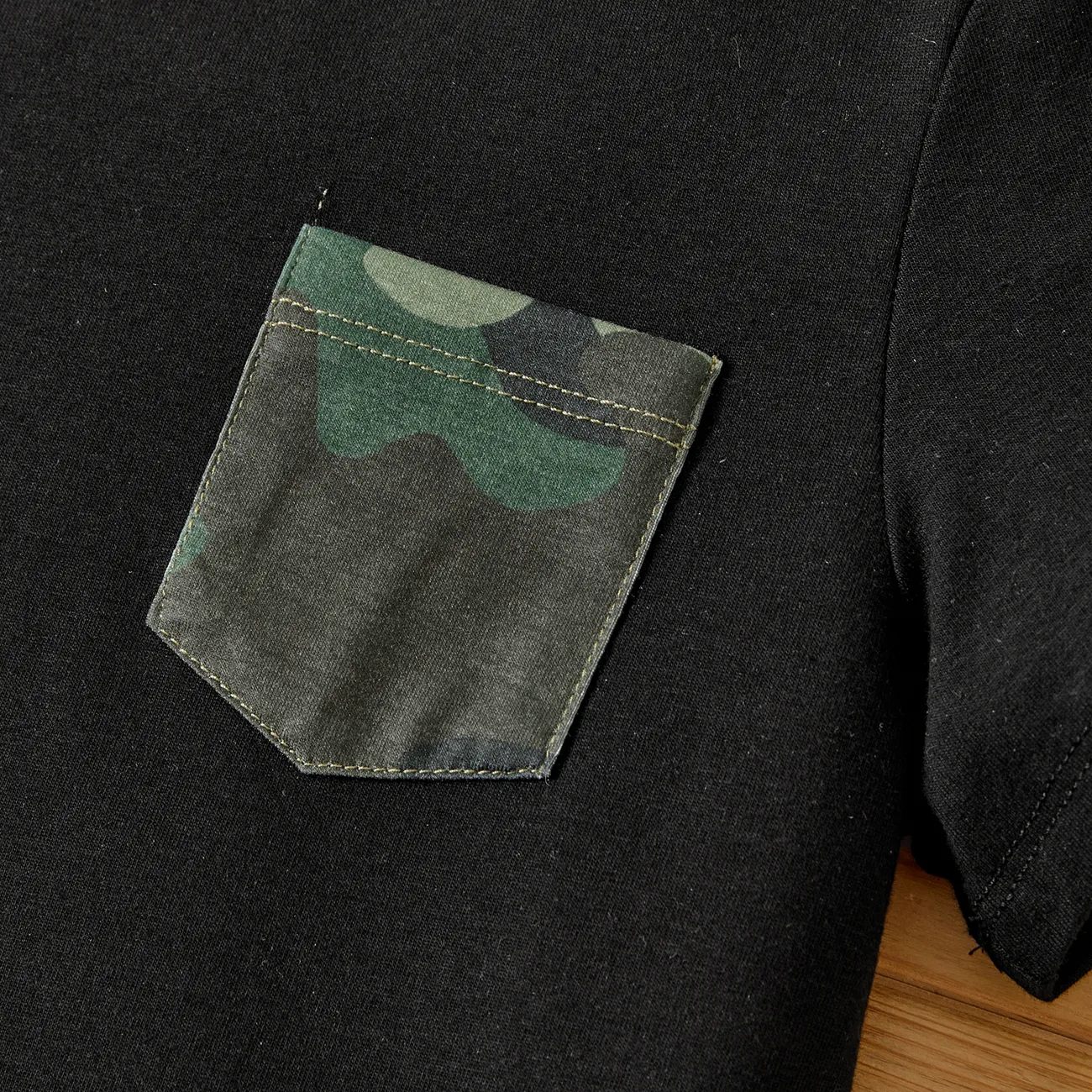 2 pièces tout-petit/enfant garçon poche design t-shirt à manches courtes et short imprimé camouflage ensemble Noir big image 1