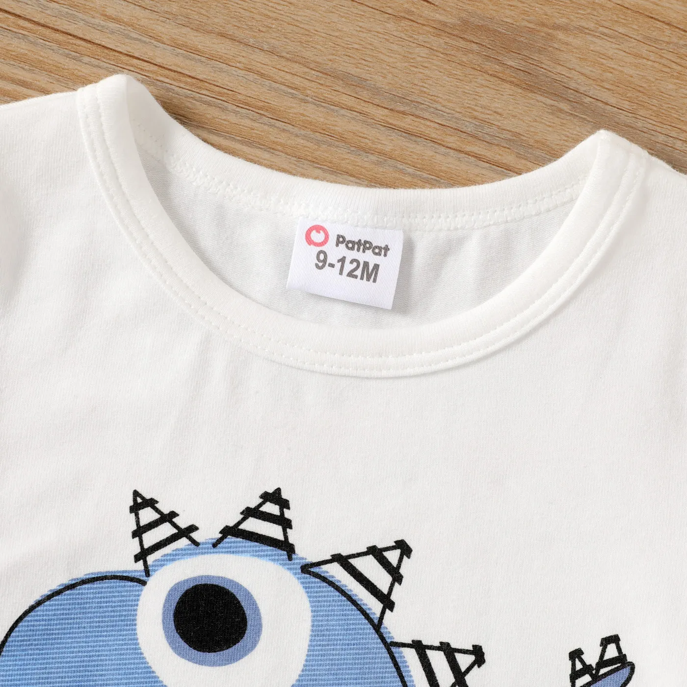 2pcs Baby Boy Cotton Short-sleeve Dinosaur Graphic Tee and Pinstriped Shorts Set  image 4