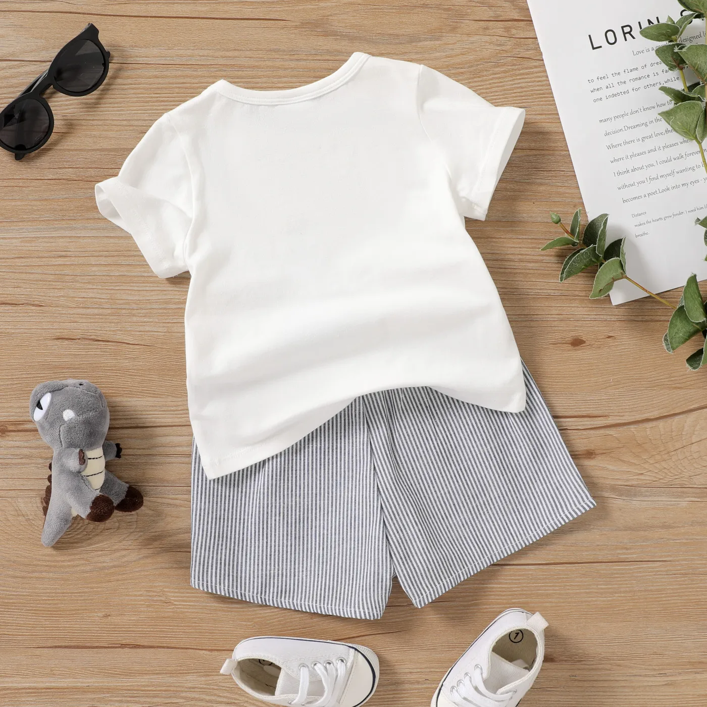 2pcs Baby Boy Cotton Short-sleeve Dinosaur Graphic Tee and Pinstriped Shorts Set  image 2