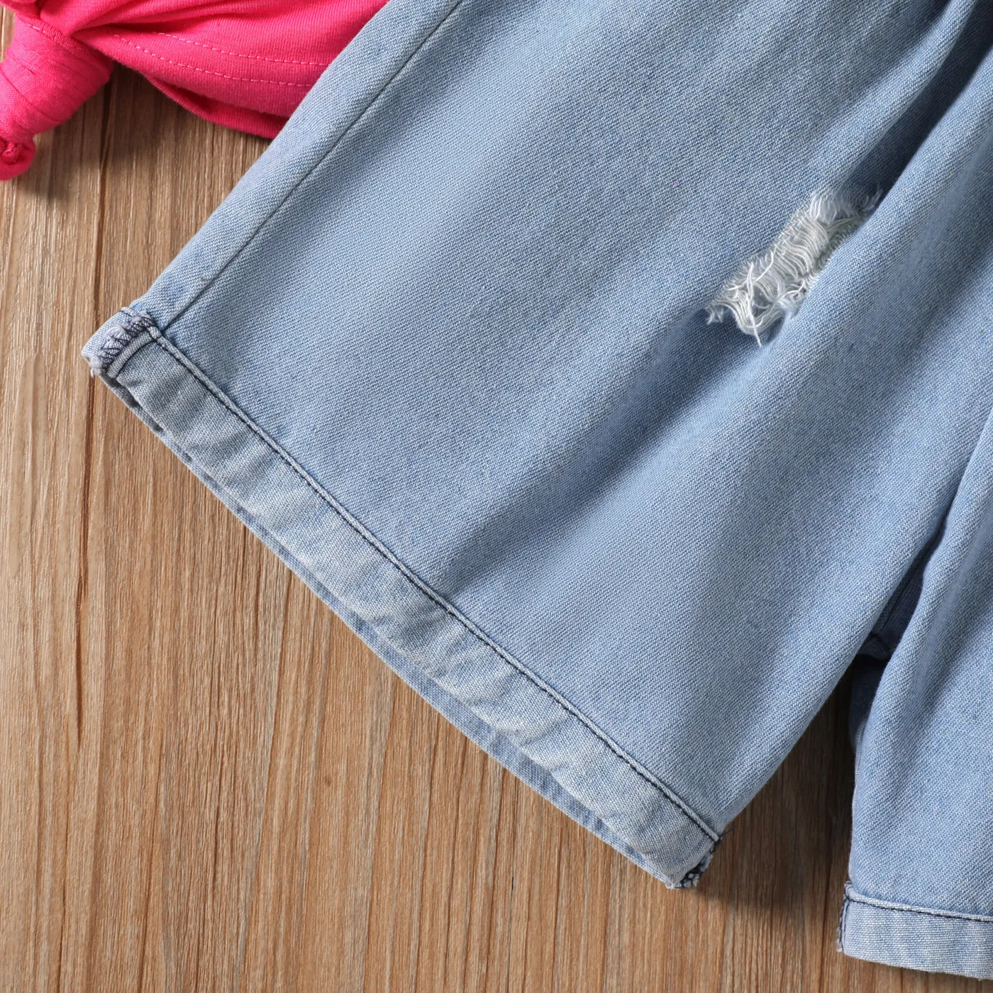2pcs Kid Girl Letter Print Short-sleeve Tee and Belted Ripped Denim Shorts Set  image 5