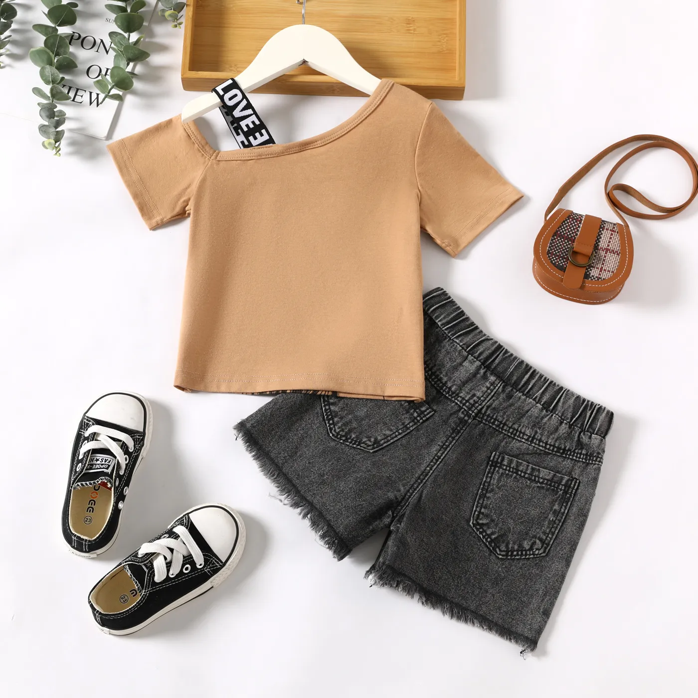 2pcs Toddler Girl Figure Print One-Shoulder Tee and Ripped Denim Shorts Set Khaki image 2