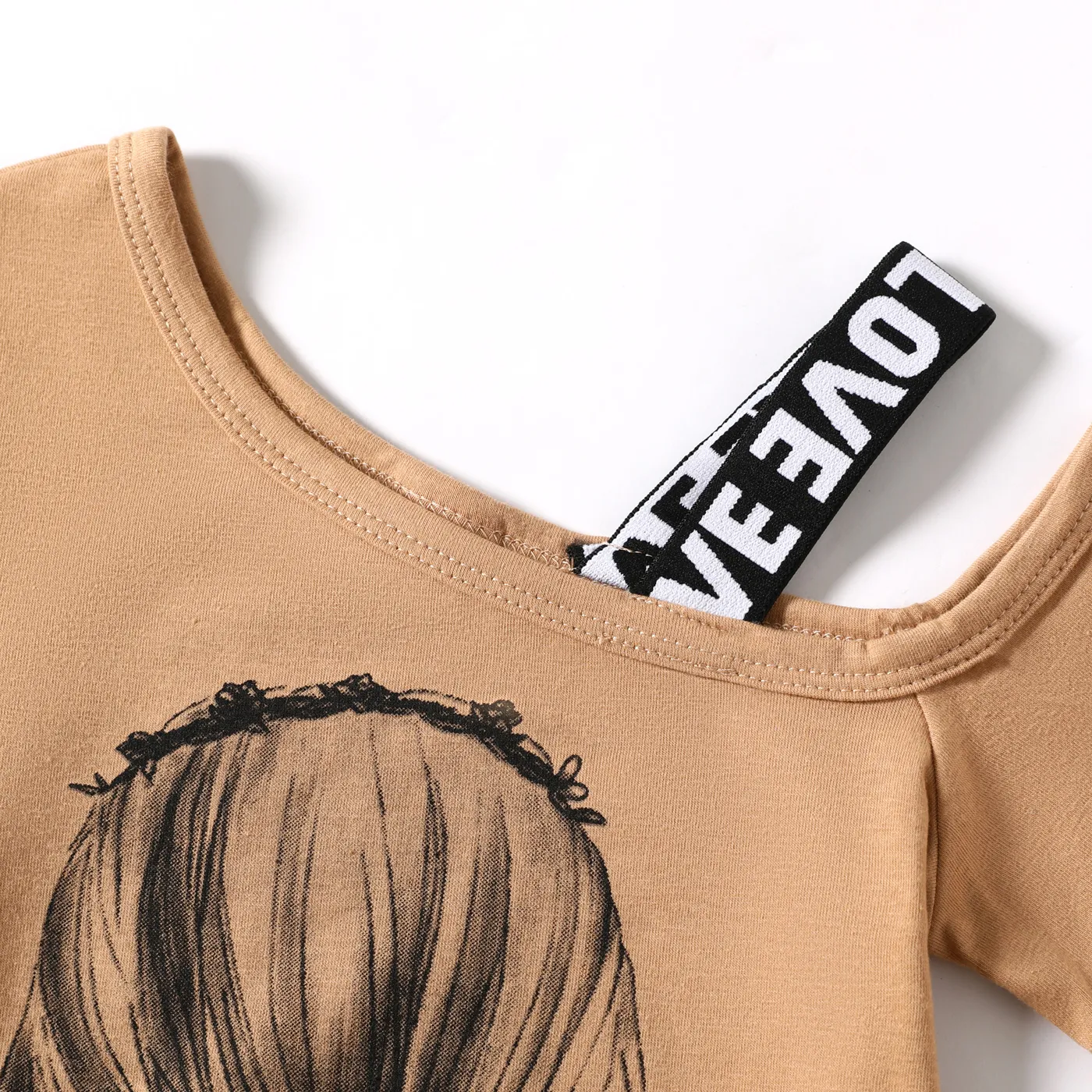 2pcs Toddler Girl Figure Print One-Shoulder Tee and Ripped Denim Shorts Set Khaki image 5