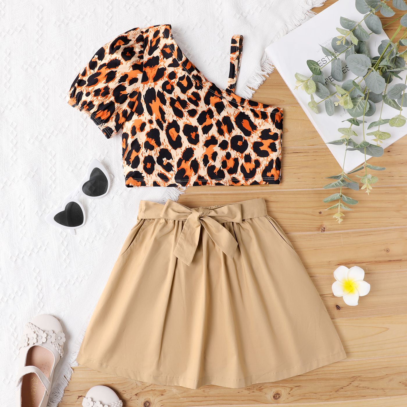 

2pcs Kid Girl Leopard Print One Shoulder Tee and Belted Skirt Set