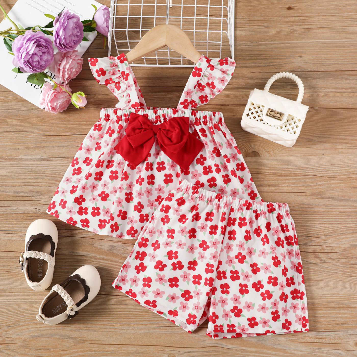 

2pcs Toddler Girl Allover Floral Print Bow Front Flutter-sleeve Top and Shorts Set
