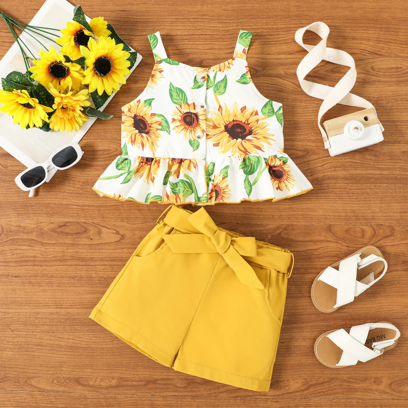 

2pcs Toddler Girl Sunflower Print Ruffle Hem Camisole and Belted Shorts Set