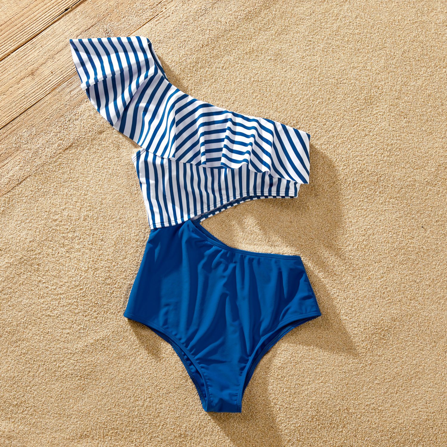 Maillot De Bain Ou Short De Bain Une Pièce Rayé Bleu à Volants Et à Découpes Sur Une épaule Pour La Famille