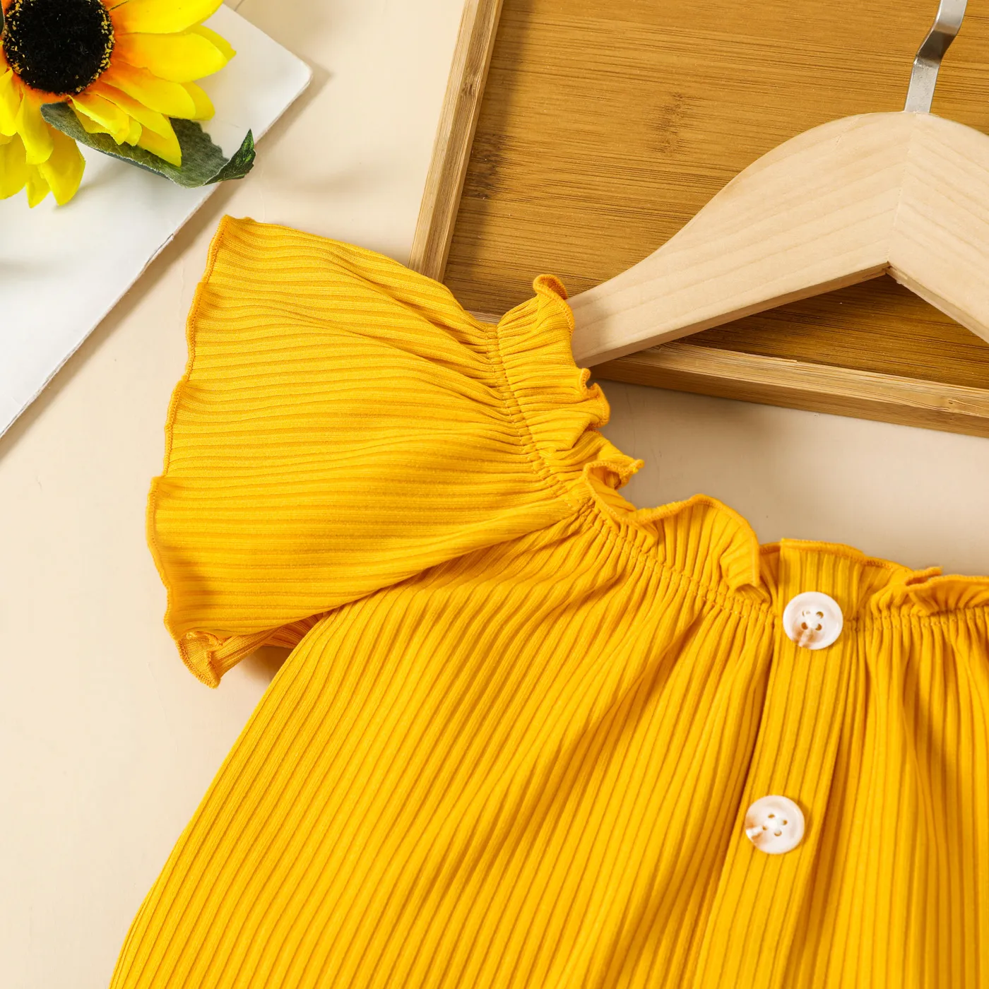 2pcs Toddler Girl Rib-knit Top and Sunflower Print Contrast Guipure Lace Shorts Set   image 3