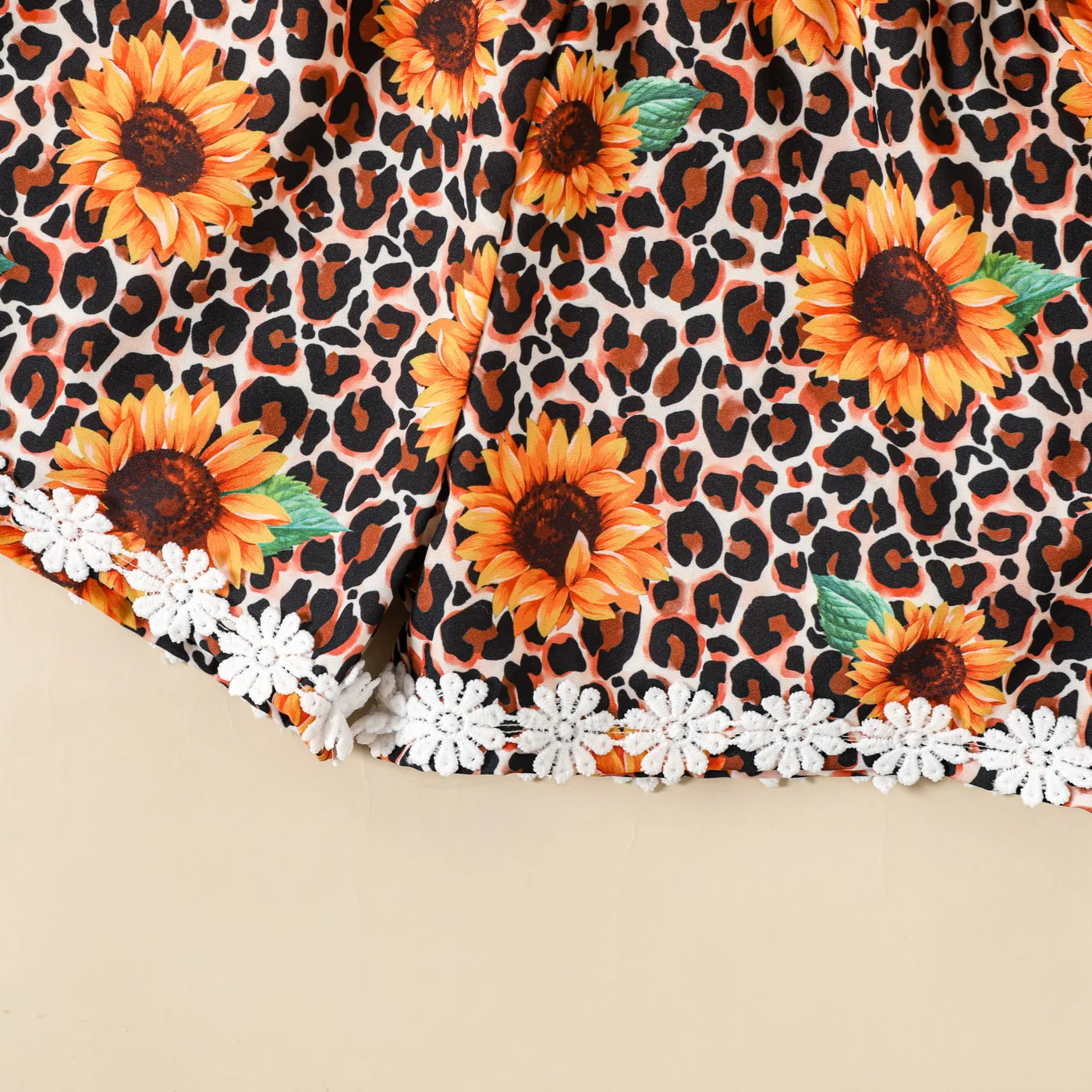 2pcs Toddler Girl Rib-knit Top and Sunflower Print Contrast Guipure Lace Shorts Set   image 5
