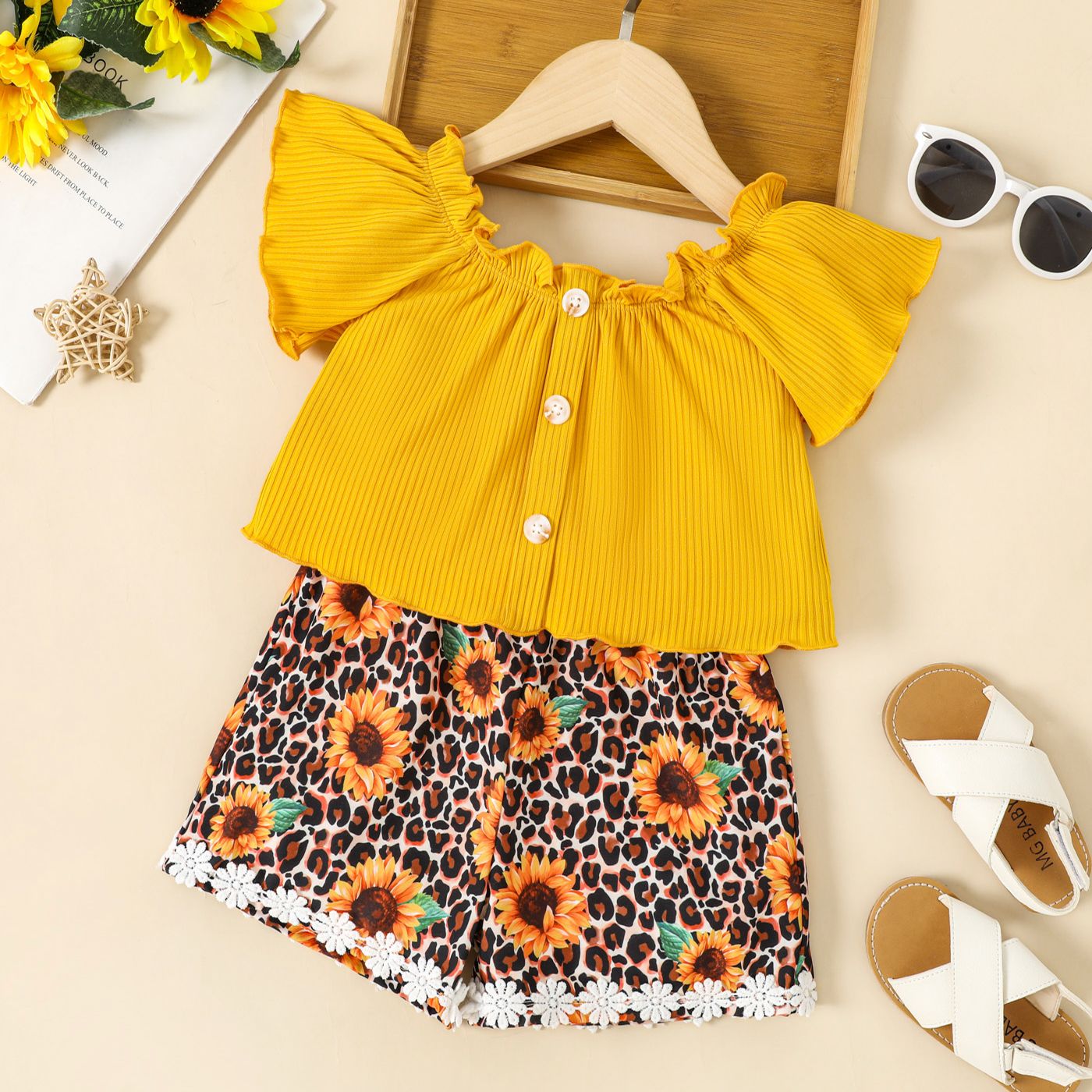 2pcs Toddler Girl Rib-knit Top and Sunflower Print Contrast Guipure Lace Shorts Set