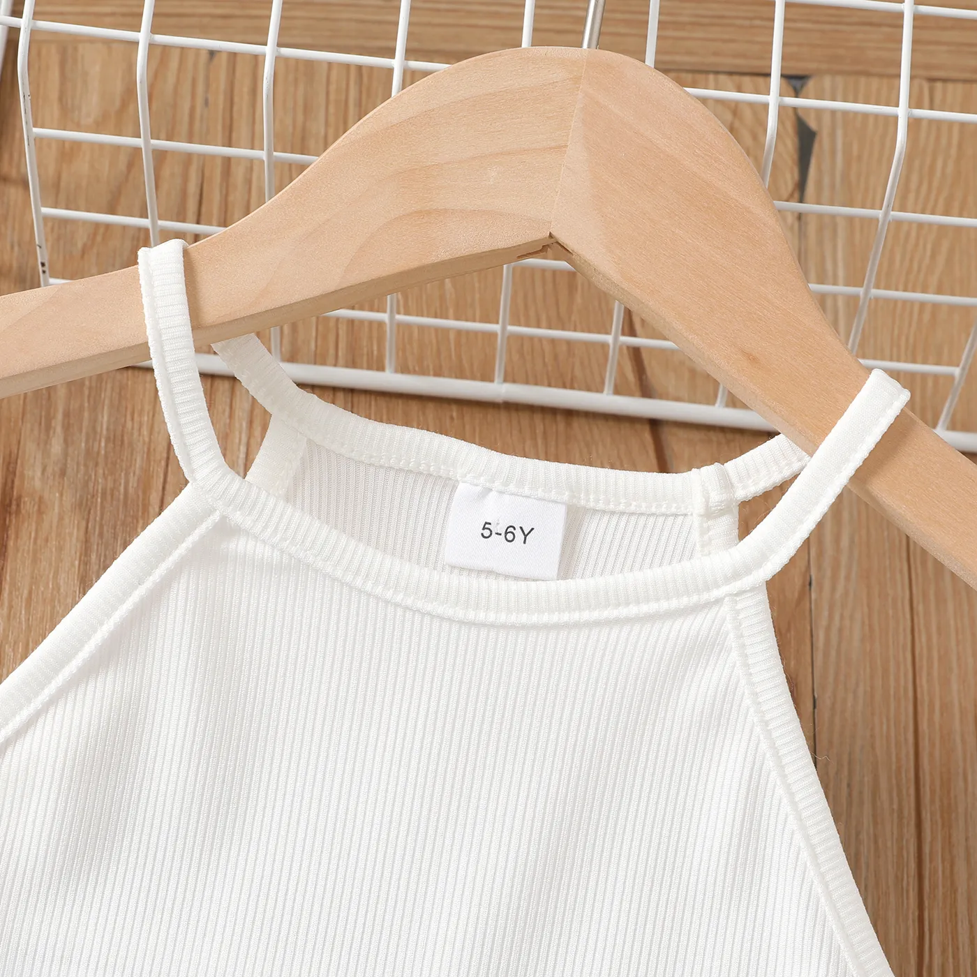 2pcs Kid Girl Solid Short-sleeve Rib-knit Halterneck Top and Floral Print Lace Trim Shorts Set  image 4