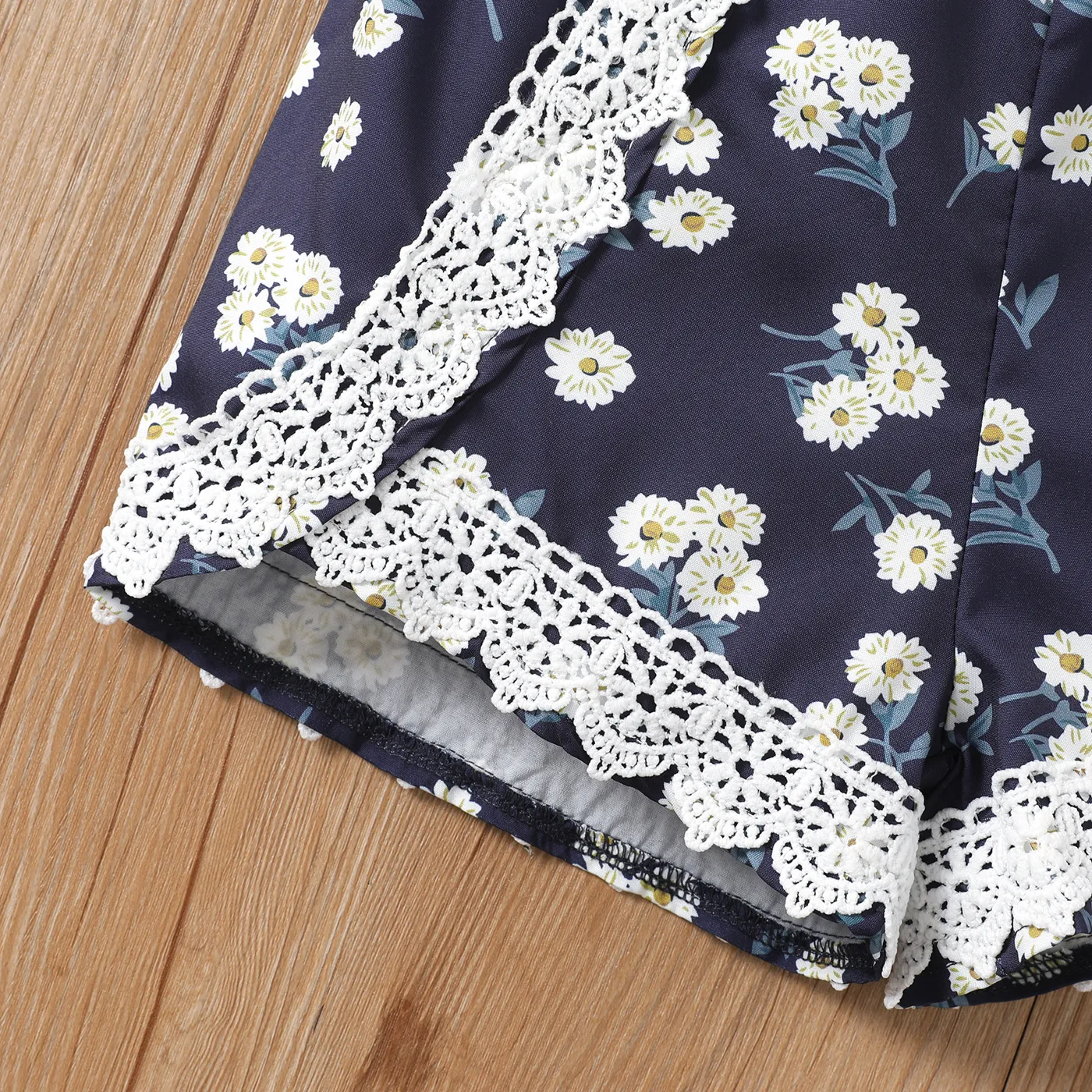 2pcs Kid Girl Solid Short-sleeve Rib-knit Halterneck Top and Floral Print Lace Trim Shorts Set  image 3