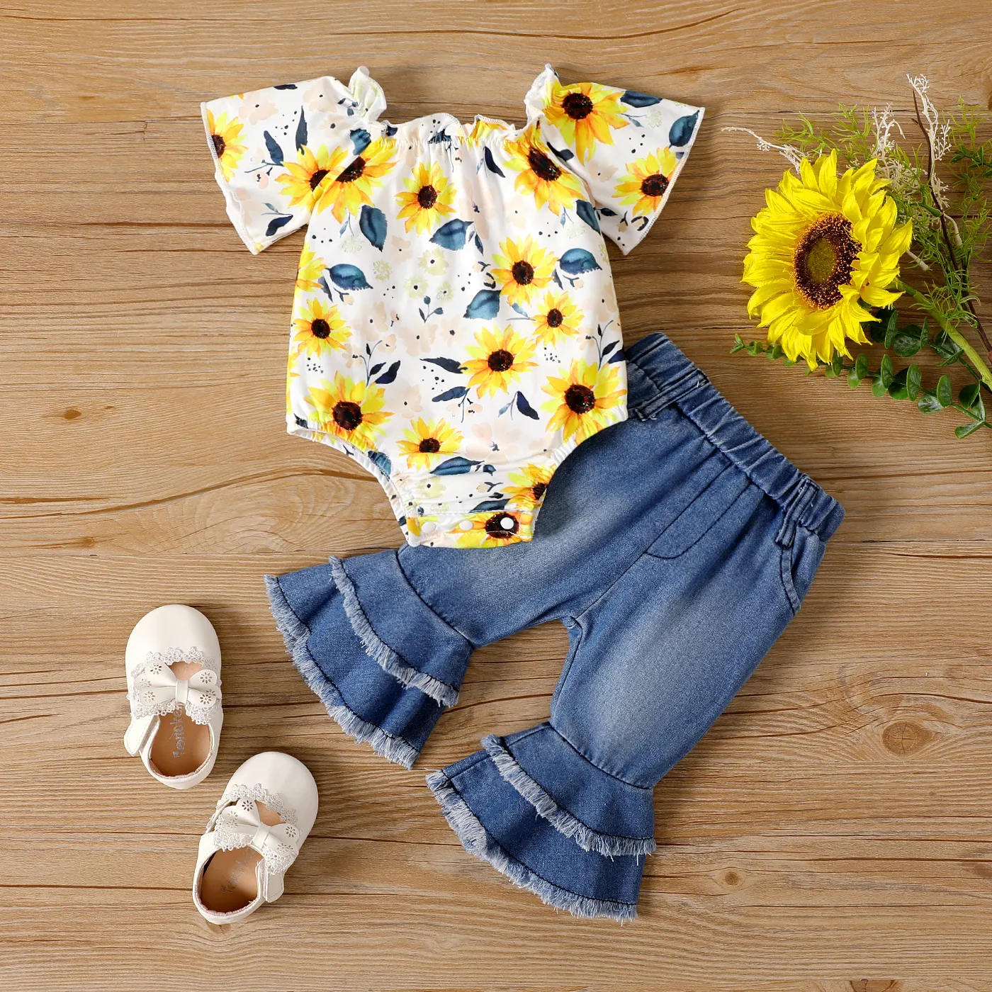 

2pcs Baby Girl Allover Sunflower Print Bodysuit and 100% Cotton Flared Jeans Set