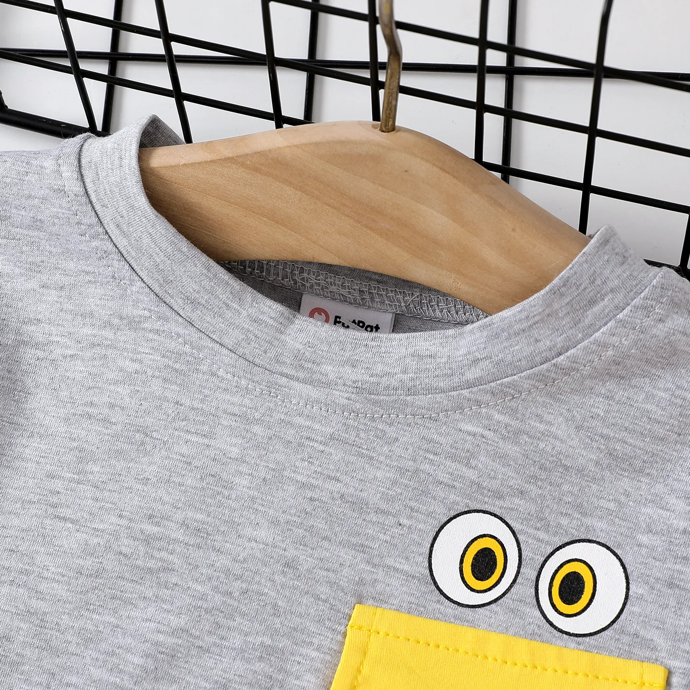 2pcs Baby Boy Print Front Pocket Short-sleeve Tee and 100% Cotton Solid Shorts Set  image 3