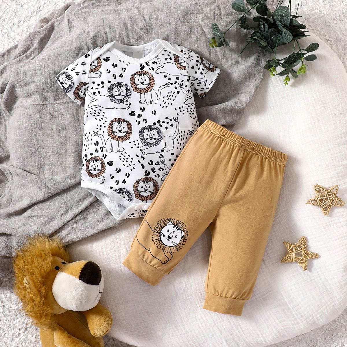 

2pcs Baby Boy Lion Print Short-sleeve Romper and Pants Set