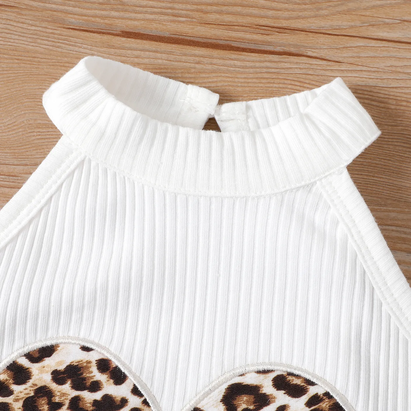 3pcs Baby Girl 95% Cotton Leopard Heart Graphic Ribbed Halter Top & Bow Front Decor Skirt & Headband Set ColorBlock image 4