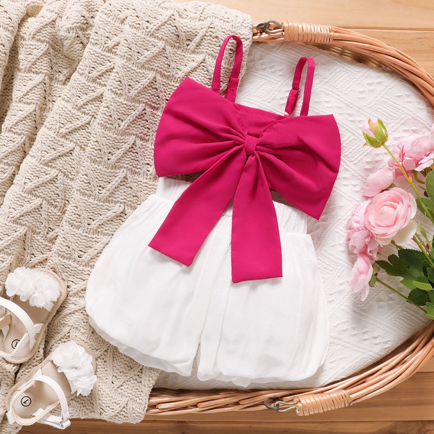 

2pcs Baby Girl Bow Decor Smocked Solid Slip Top and Shorts Set