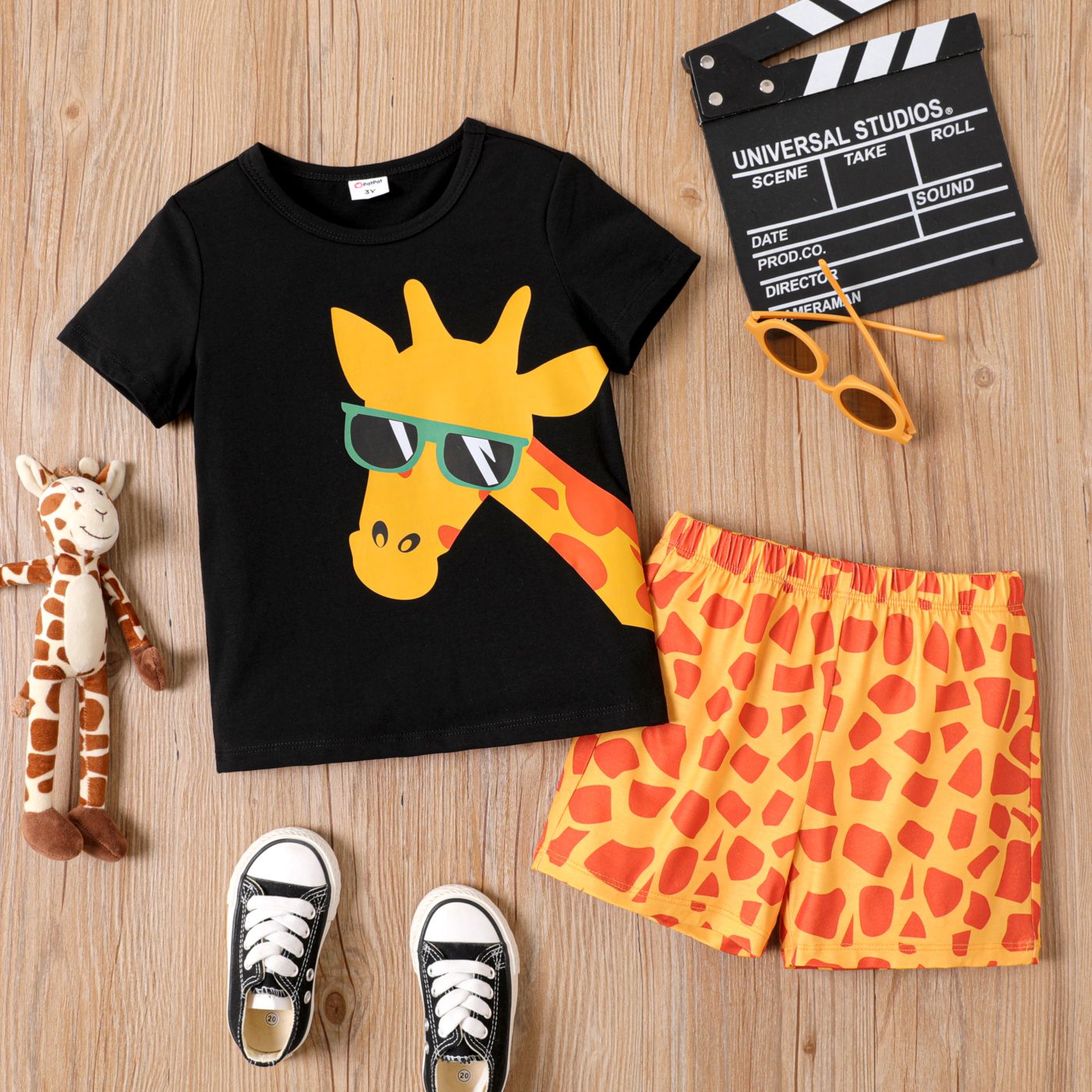 

2pcs Toddler Boy Giraffe Print Short-sleeve Cotton Tee and Shorts Set