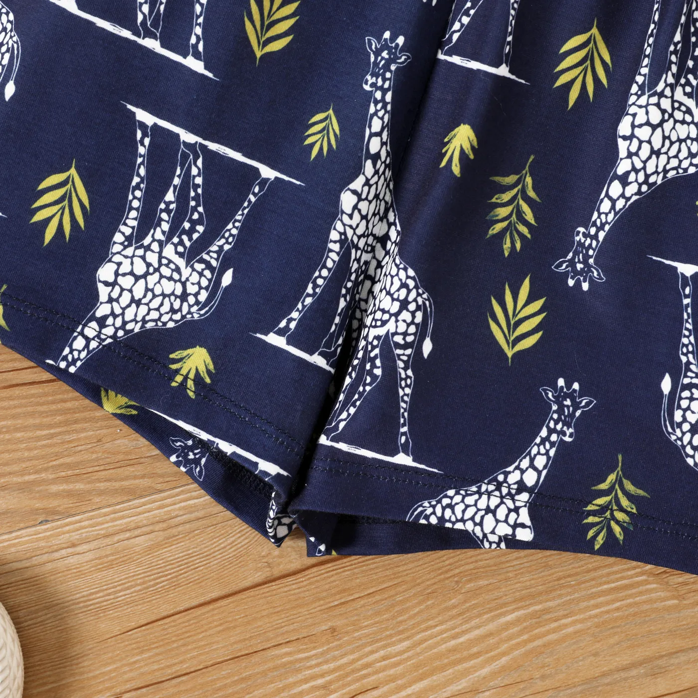 2pcs Toddler Boy Giraffe Print Short-sleeve Tee and Shorts Set  DeepBlue image 5