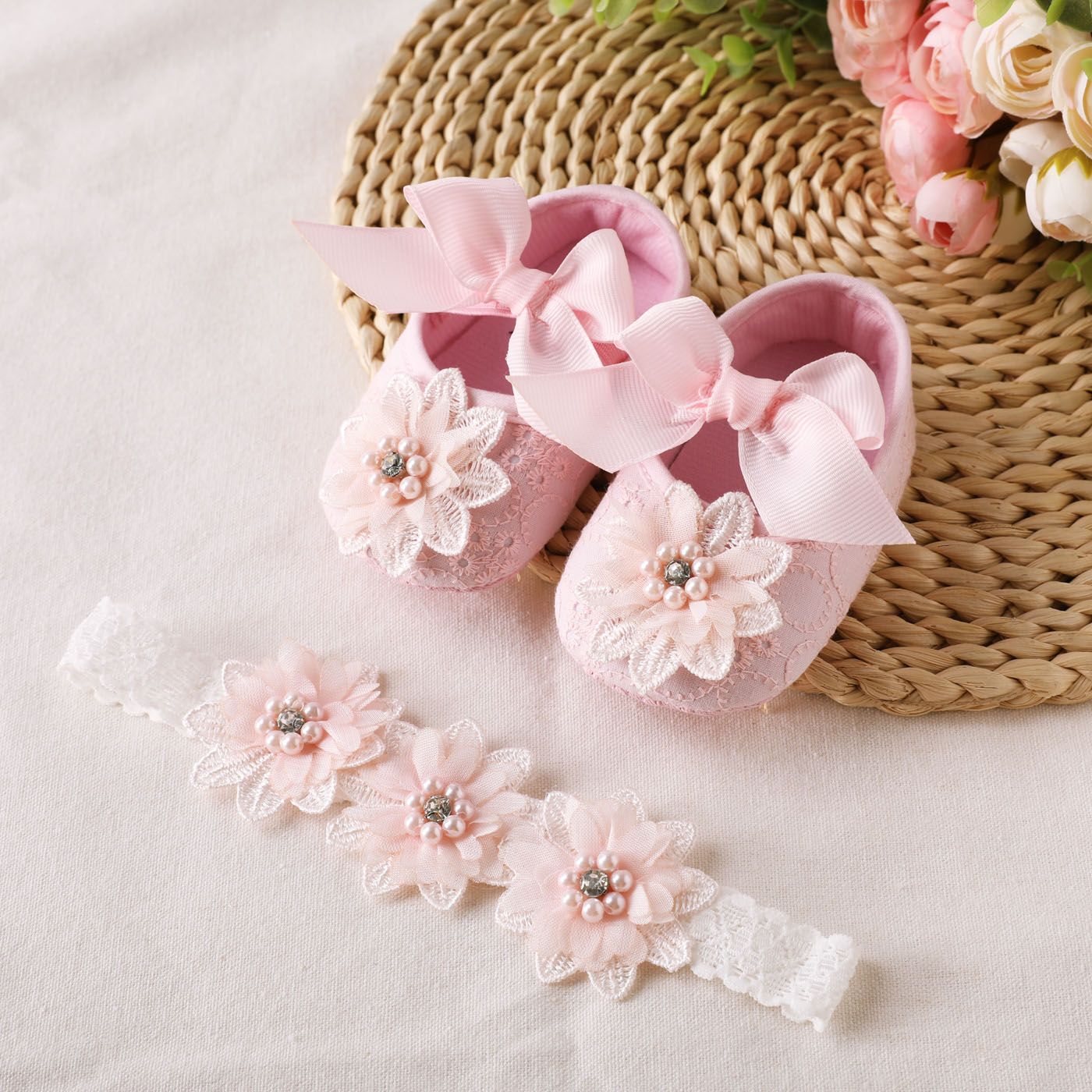 

Baby Bow Decor Floral Pattern Lace Prewalker