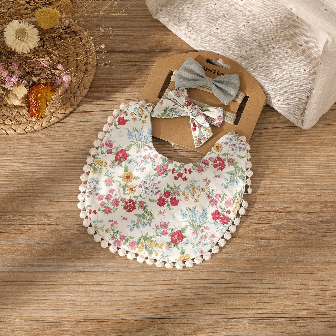 

2-pack Baby Floral Print Headband and a Water Towel Set (with Paper Jam)