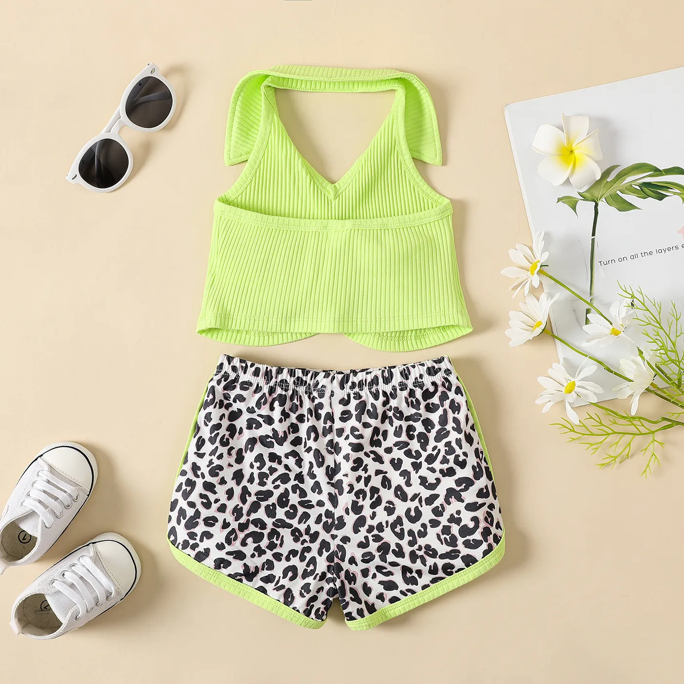 2pcs Baby Girl Rib-knit Ruched Lapel Neck Sleeveless Top and Naia™ Leopard Shorts Set Green image 2