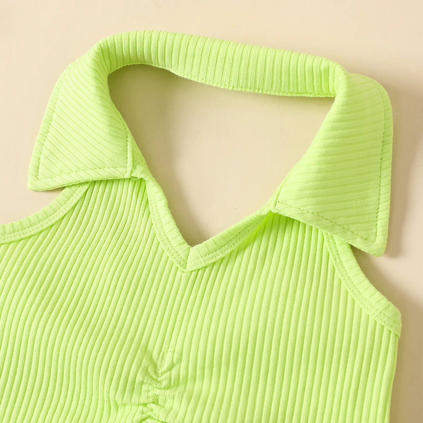 2pcs Baby Girl Rib-knit Ruched Lapel Neck Sleeveless Top and Naia™ Leopard Shorts Set Green image 3
