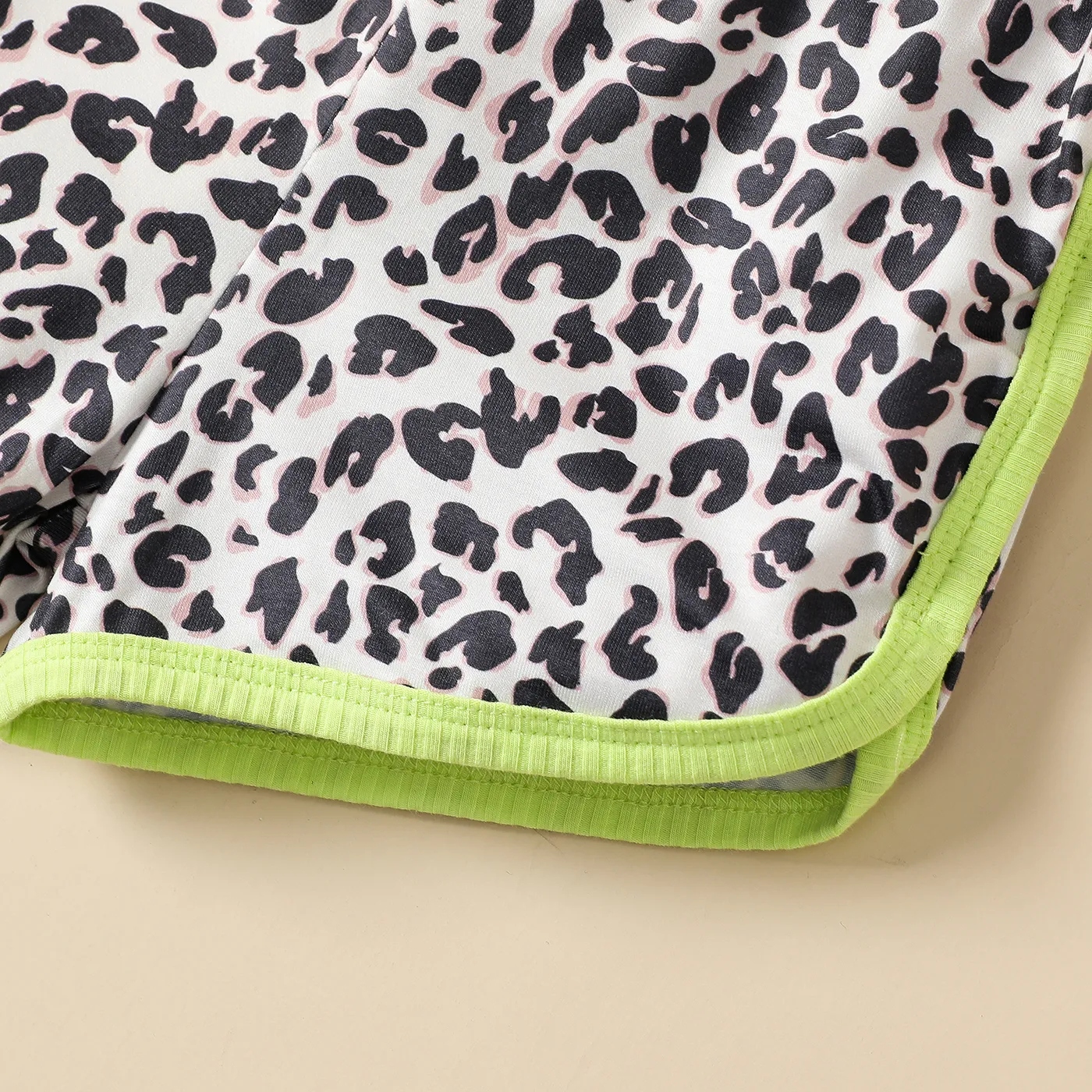 2pcs Baby Girl Rib-knit Ruched Lapel Neck Sleeveless Top and Naia™ Leopard Shorts Set Green image 5