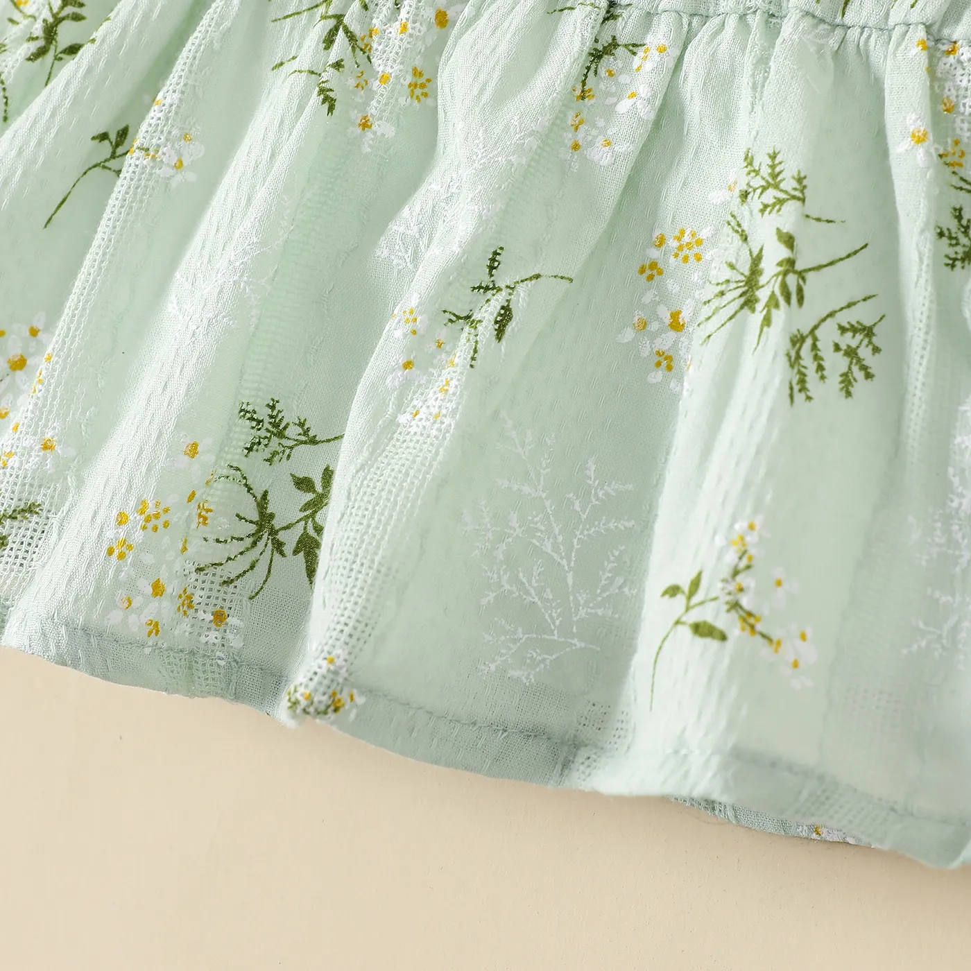 2pcs Baby Girl 100% Cotton Floral Print Ruffle Hem Flutter-sleeve Top and Shorts Set    Light Green image 5